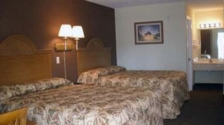 Econo Lodge Inn & Suites Room