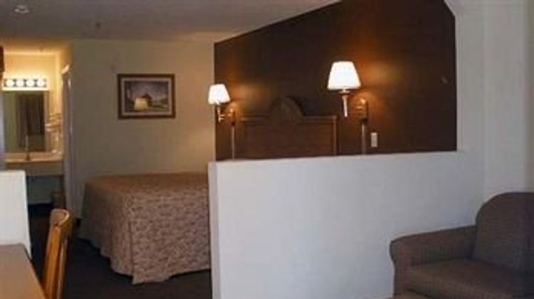 Econo Lodge Inn & Suites Suite