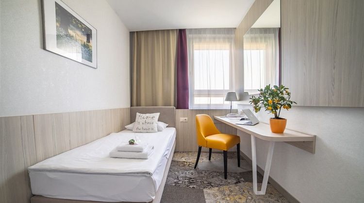 Victoria Hotel Room