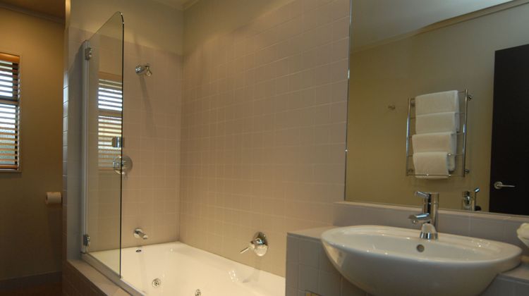 Bentleys Motor Inn Room