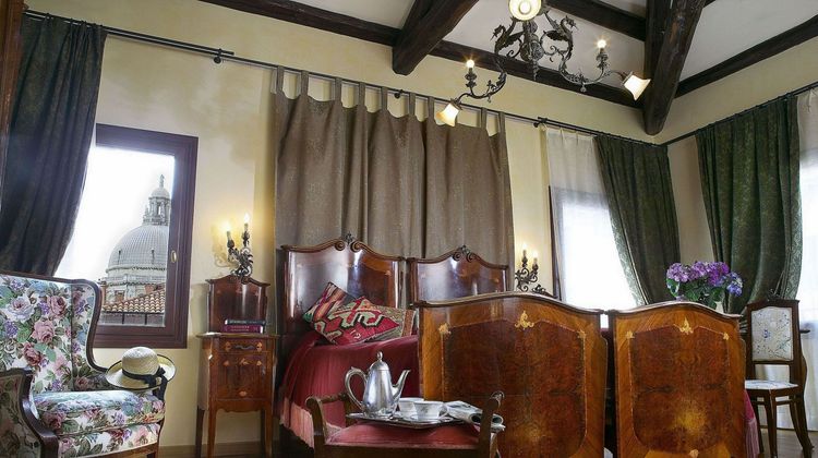 Hotel Flora Room