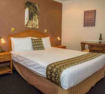 Sapphire Waters Motor Inn Room