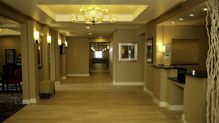 Holiday Inn Express Suites Marion Lobby