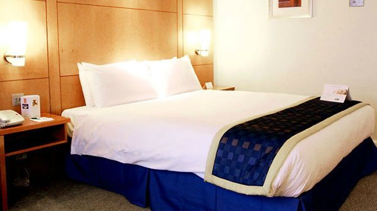 Holiday Inn London Heathrow Exterior