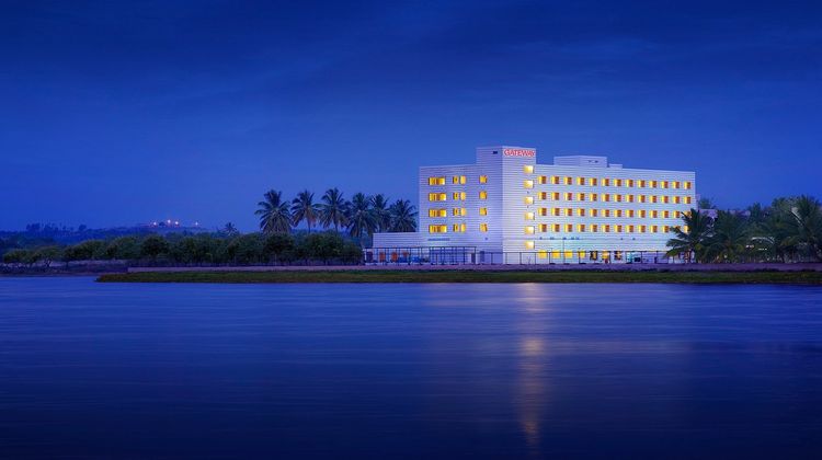 Hotel Naveen Exterior