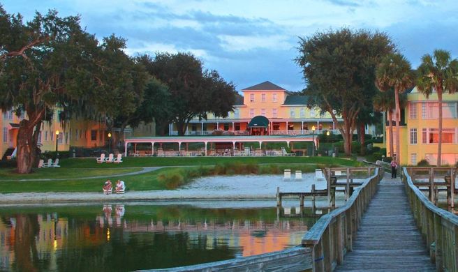 The Lakeside Inn Exterior
