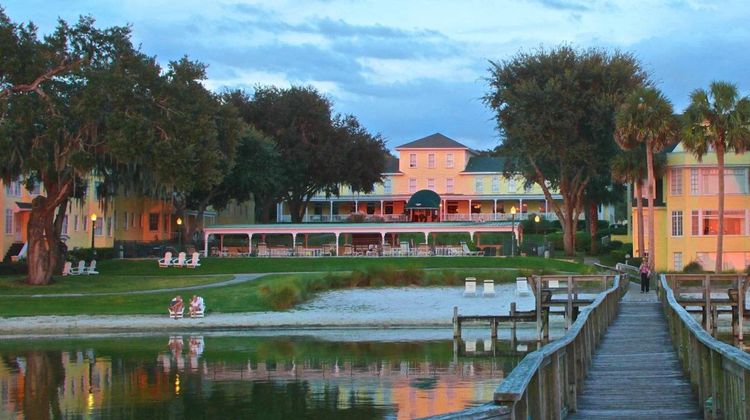 The Lakeside Inn Exterior