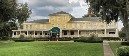 The Lakeside Inn Exterior