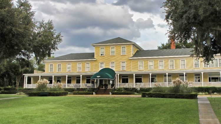 The Lakeside Inn Exterior