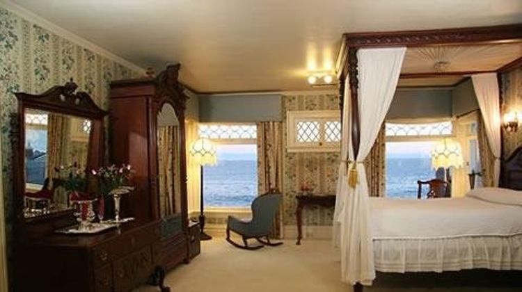 Martine Inn Suite