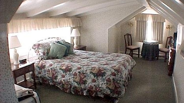 Green Lantern Inn Room