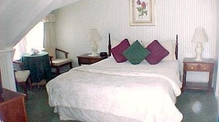 Green Lantern Inn Suite