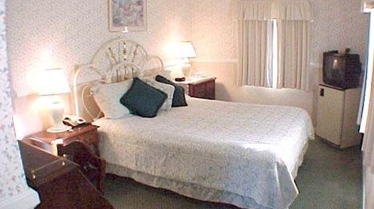 Green Lantern Inn Room