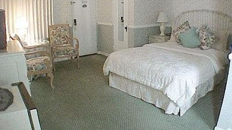 Green Lantern Inn Suite