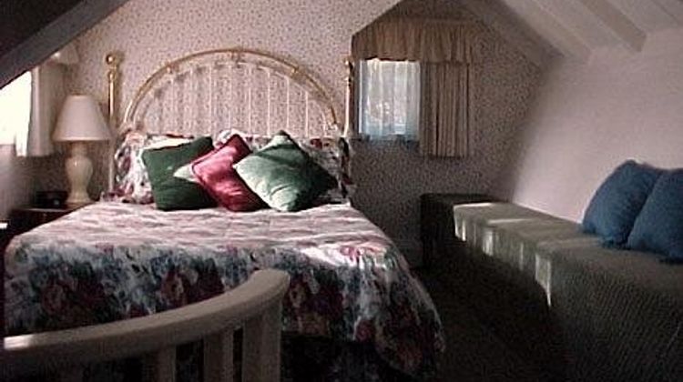 Green Lantern Inn Room