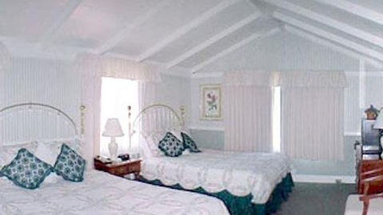 Green Lantern Inn Room