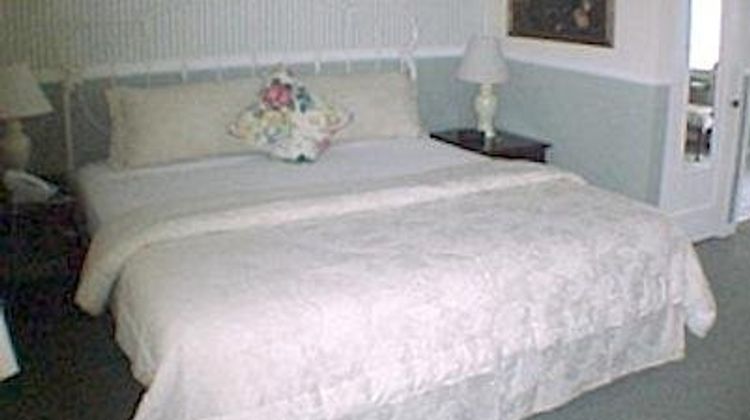 Green Lantern Inn Room