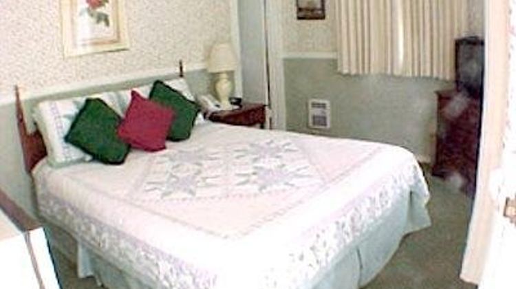 Green Lantern Inn Suite