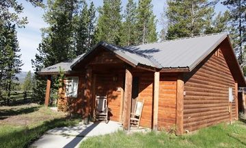 Headwaters Lodge & Cabins at Flagg Ranch