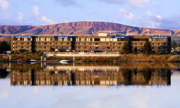 Clover Island Inn