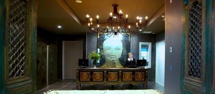 King & Queen Hotel Suites Lobby
