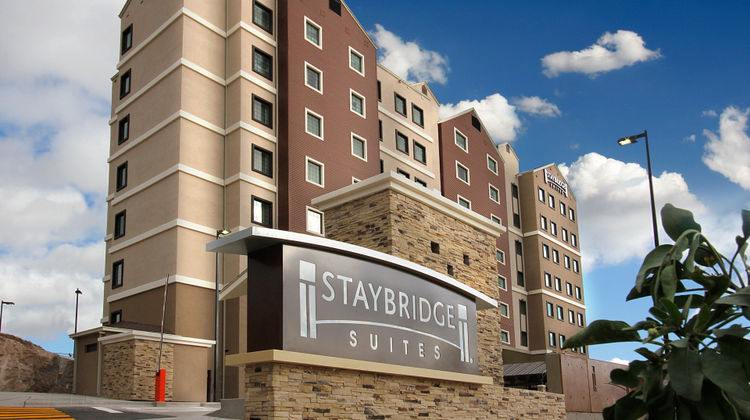 Staybridge Suites Chihuahua Lobby