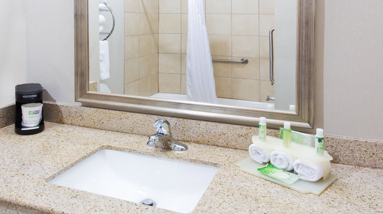 Holiday Inn Express & Suites Alvarado Room