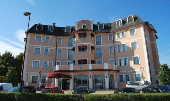 Green Hotel Exterior