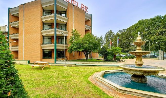 Hotel RE Exterior
