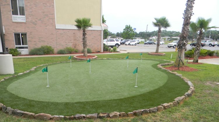 Holiday Inn Express & Suites Alexandria Exterior