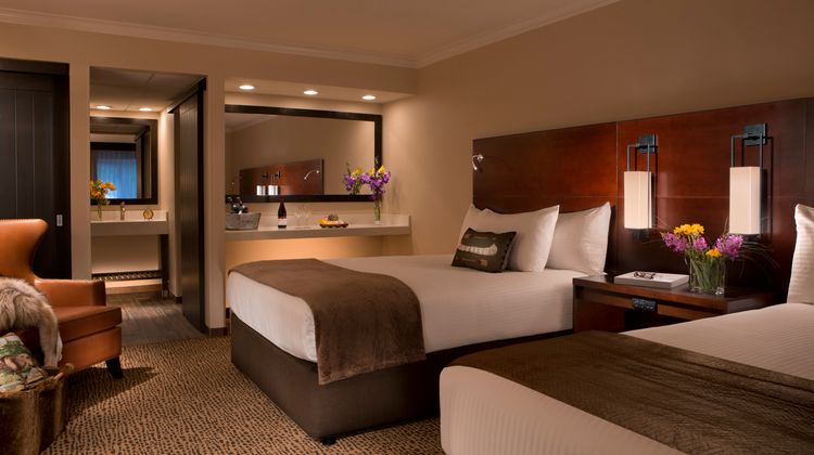 The Lakefront Anchorage Room