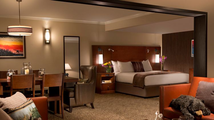 The Lakefront Anchorage Suite