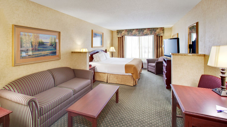 Holiday Inn Express Hotel & Suites Suite