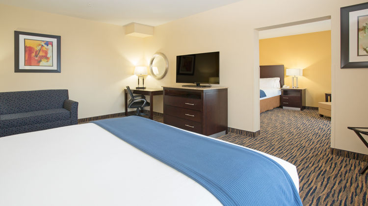 Holiday Inn Express & Suites Thornton Suite