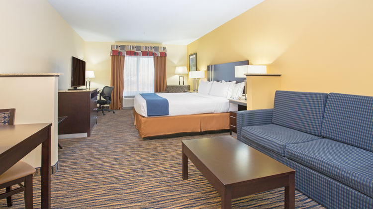 Holiday Inn Express & Suites Thornton Suite