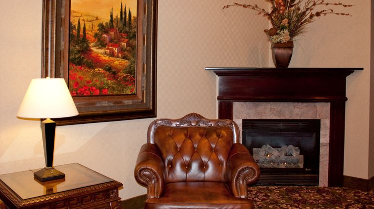 Holiday Inn Express & Suites Mentor Lobby