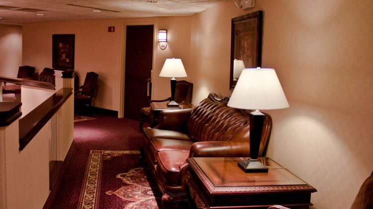 Holiday Inn Express & Suites Mentor Lobby