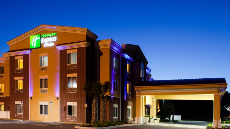 Holiday Inn Express Brooksville Exterior