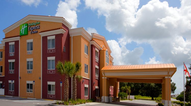 Holiday Inn Express Brooksville Exterior
