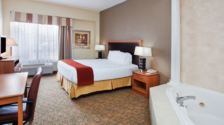 Holiday Inn Express Hotel & Suites Suite