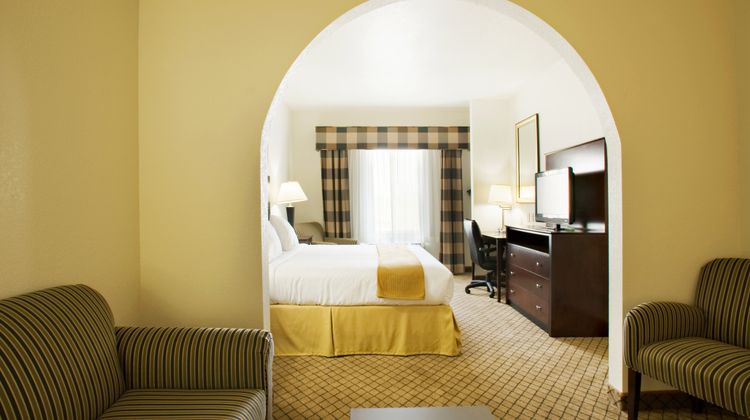 Holiday Inn Express & Suites Childress Suite