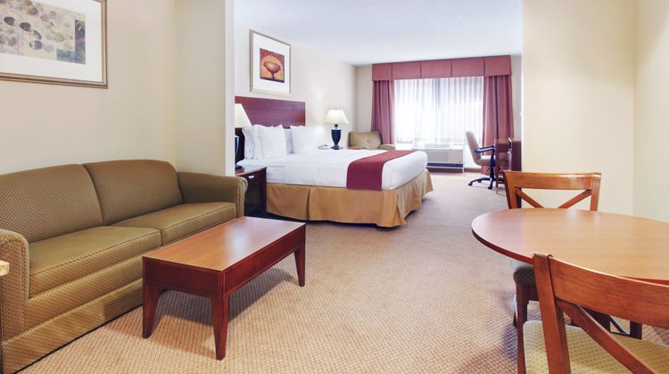Holiday Inn Express Hotel & Suites Suite