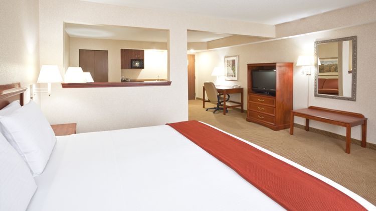 Holiday Inn Express Suites Suite