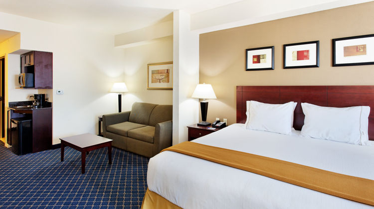 Holiday Inn Express Hotel & Suites Suite