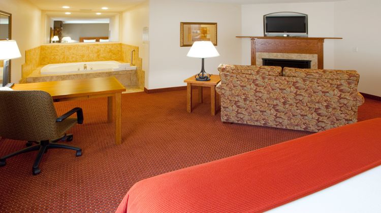 Holiday Inn Express Hotel & Suites Suite