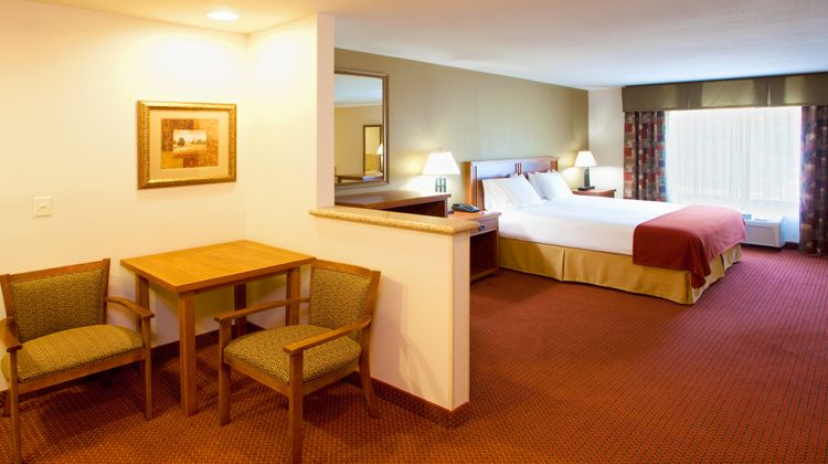 Holiday Inn Express Hotel & Suites Suite