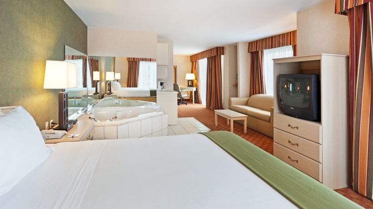 Holiday Inn Express & Suites Suite