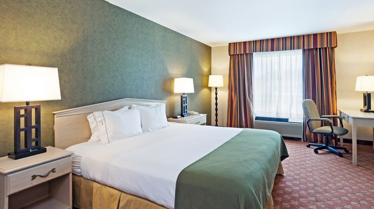 Holiday Inn Express & Suites Room