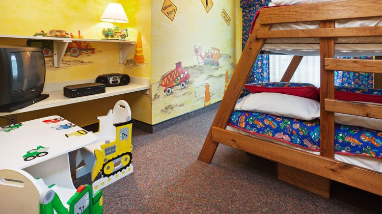 Holiday Inn Express & Suites Suite