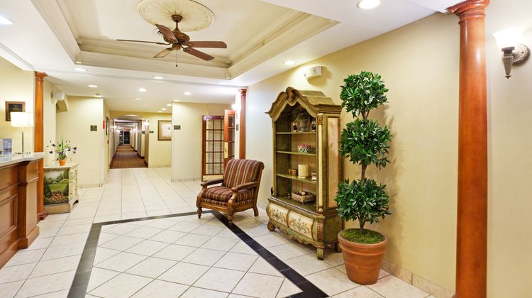Holiday Inn Express & Suites Lobby